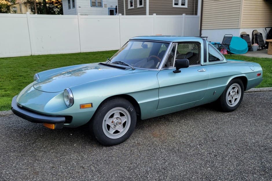 1982 Alfa Romeo 105/115 Spider Series 3 sold for $4,600