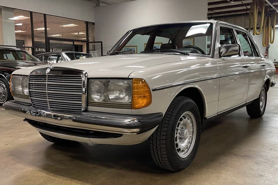 1982 Mercedes-Benz W123 sold for $10,750