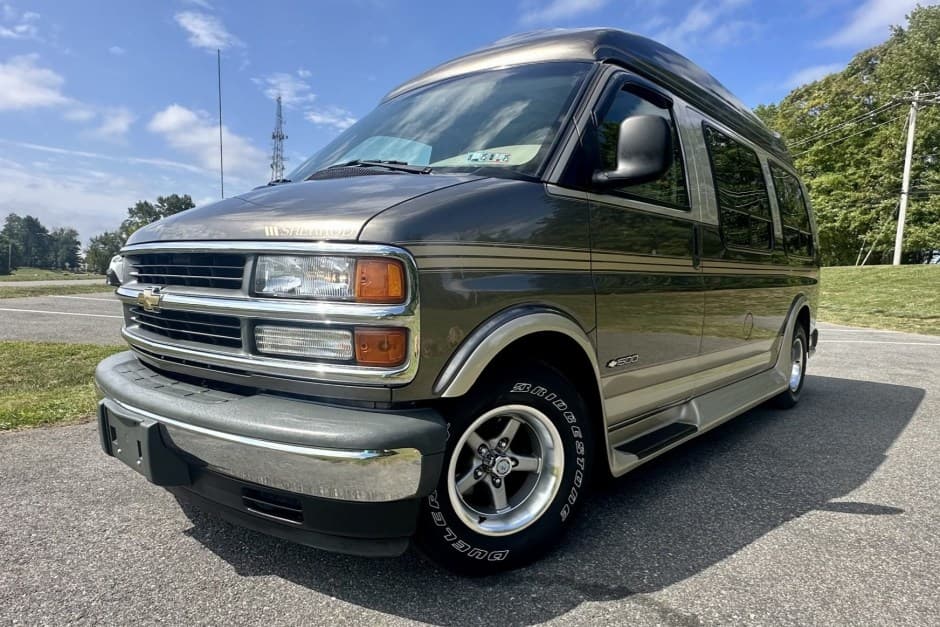 2002 Chevrolet Express sold for $17,100