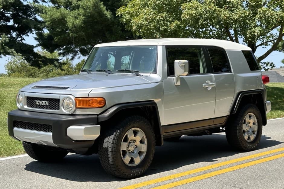 2007 Toyota FJ Cruiser sold for $9,850
