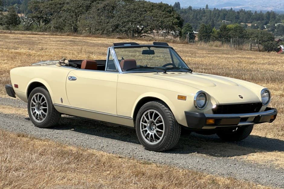 1979 Fiat 124 Spider (1966-1985) sold for $4,700