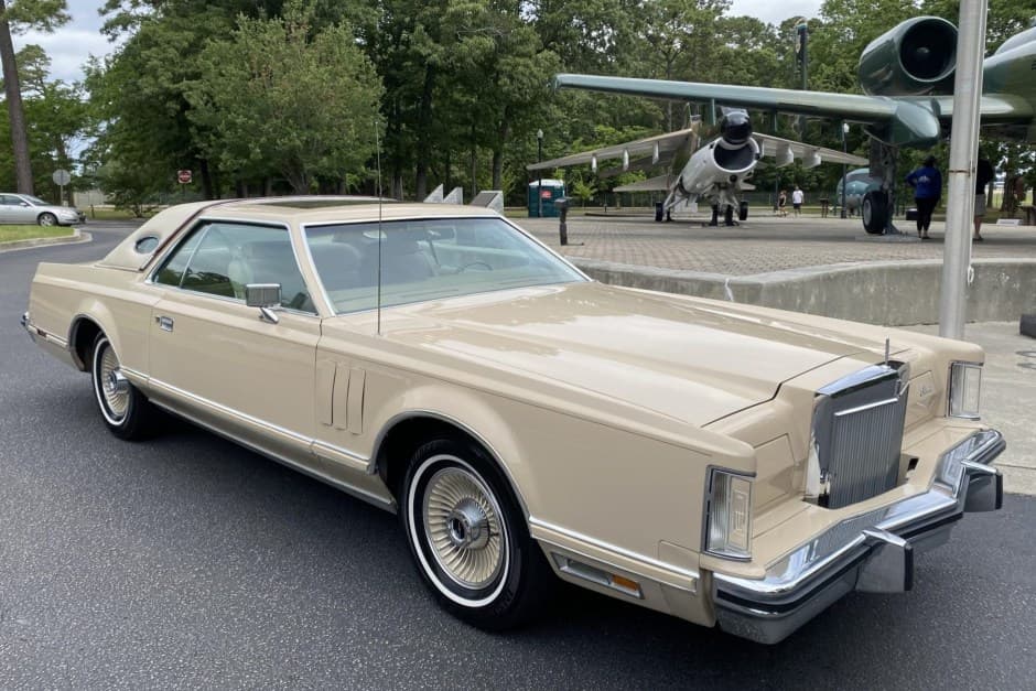 1979 Lincoln Continental Mark V (1977-1979) sold for $10,550