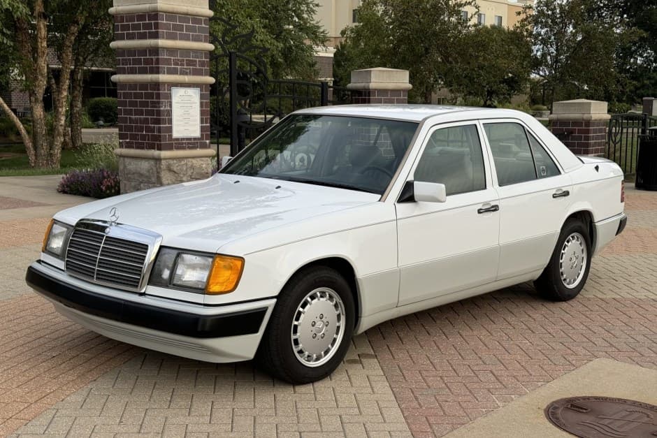 1992 Mercedes-Benz W124 E-Class sold for $12,000
