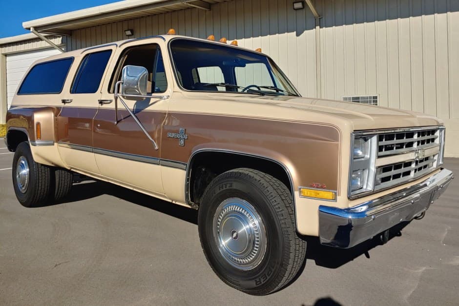 1986 Chevrolet Suburban (1973-1991) sold for $23,000