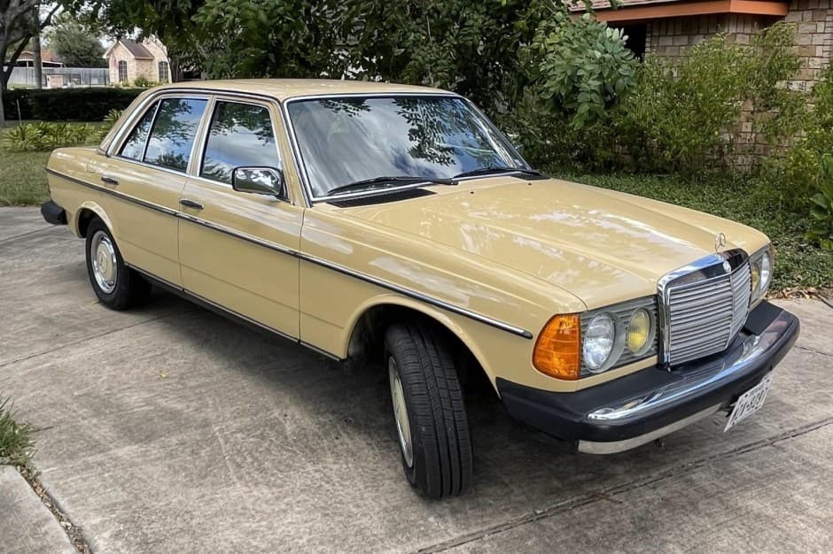 1982 Mercedes-Benz W123 sold for $7,250