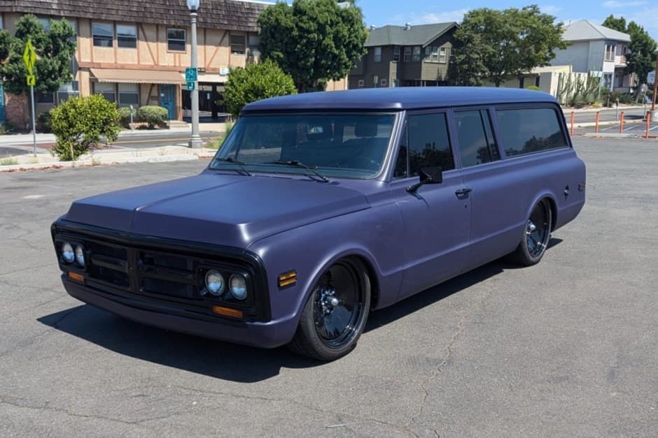 1971 GMC Suburban (1967-1972) sold for $9,405