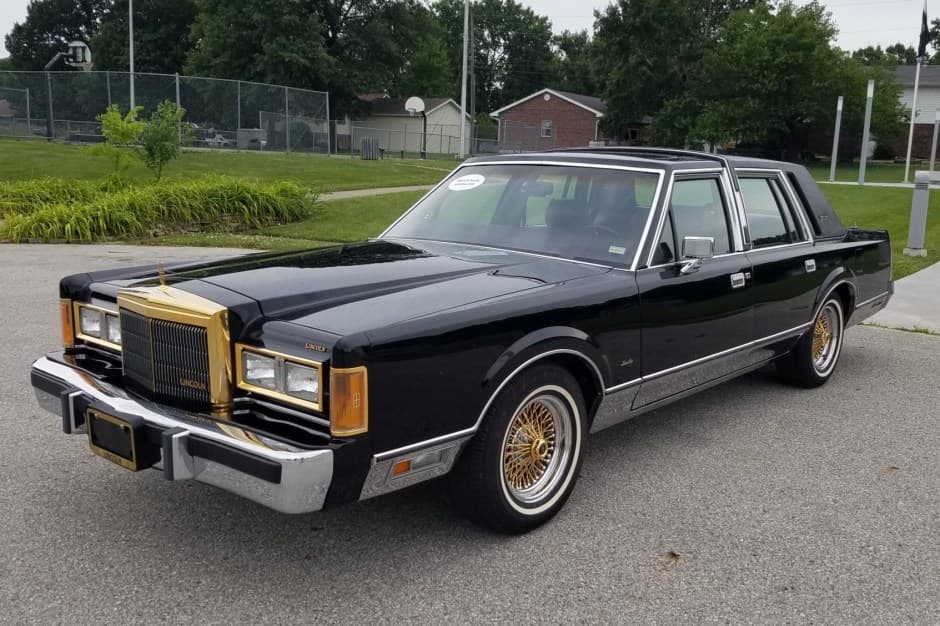 1988 Lincoln Town Car sold for $9,850