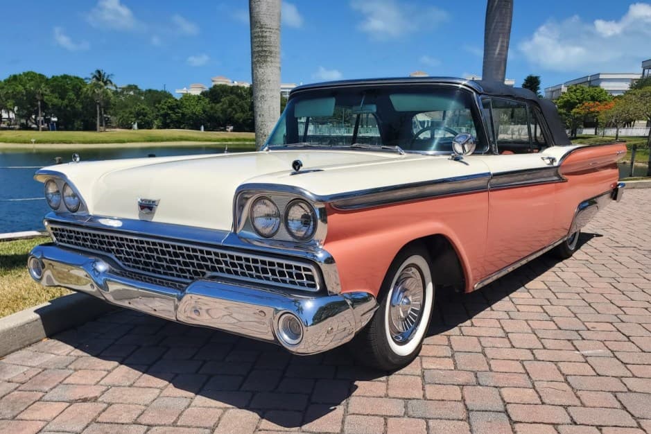 1959 Ford Galaxie sold for $17,700