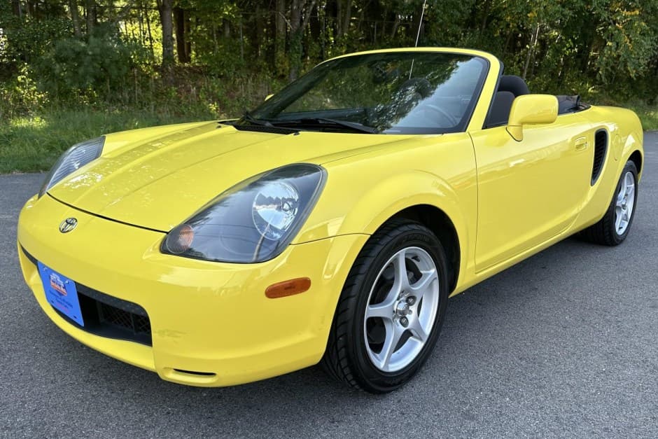 2001 Toyota W30 MR2 sold for $8,600