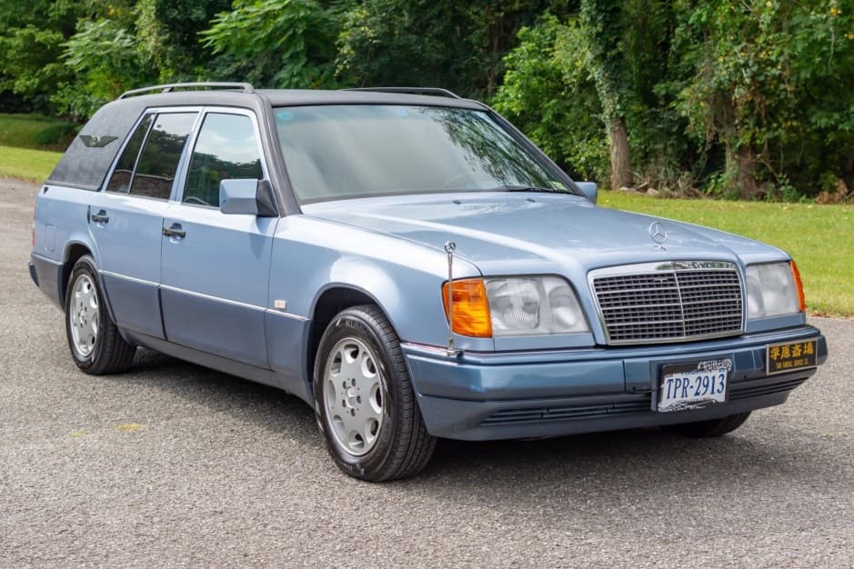 1994 Mercedes-Benz W124 E-Class sold for $9,000