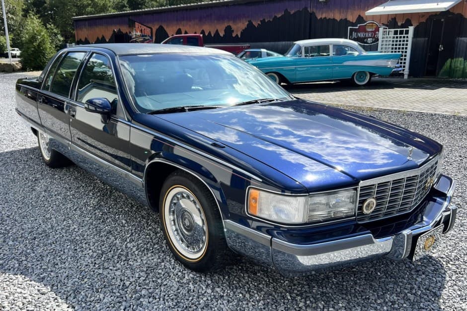 1993 Cadillac Fleetwood 1985-1996 sold for $16,450