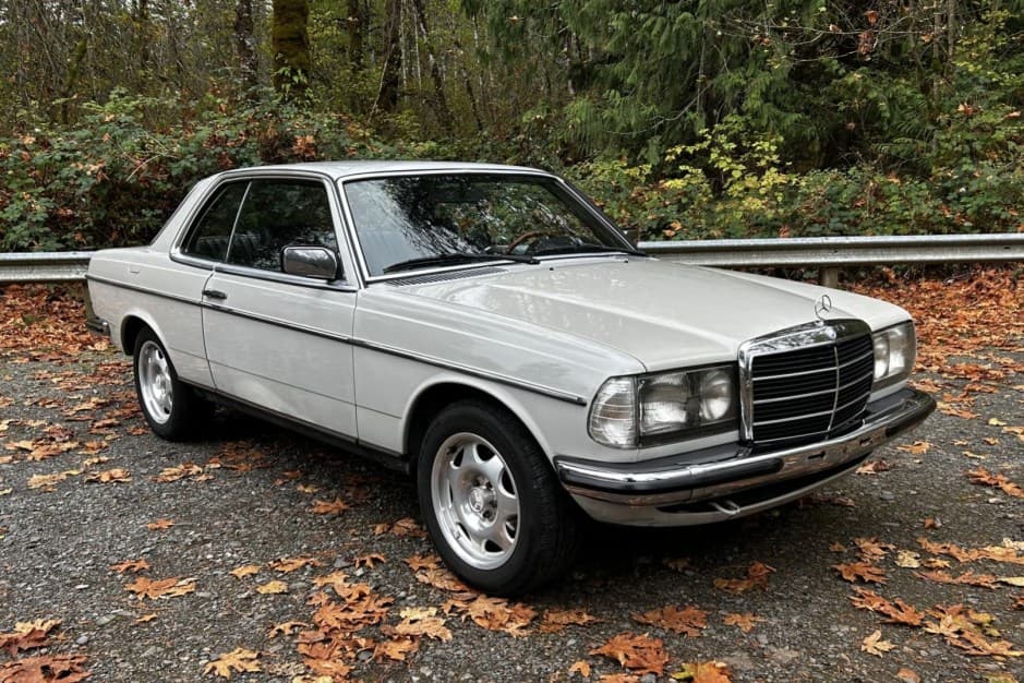 1982 Mercedes-Benz W123 sold for $4,850