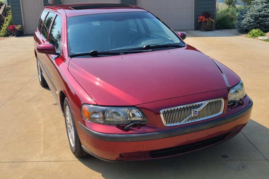 2004 Volvo V70 sold for $7,600
