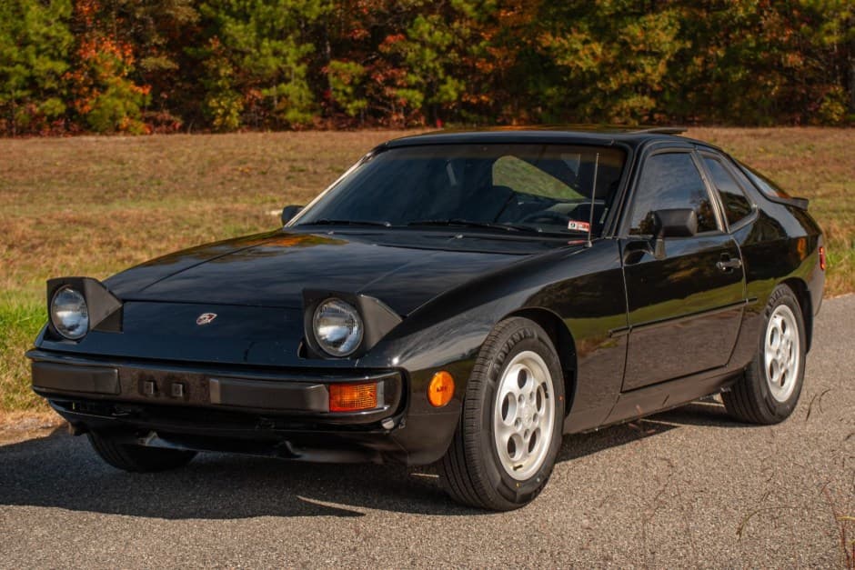 1988 Porsche 924 sold for $11,273
