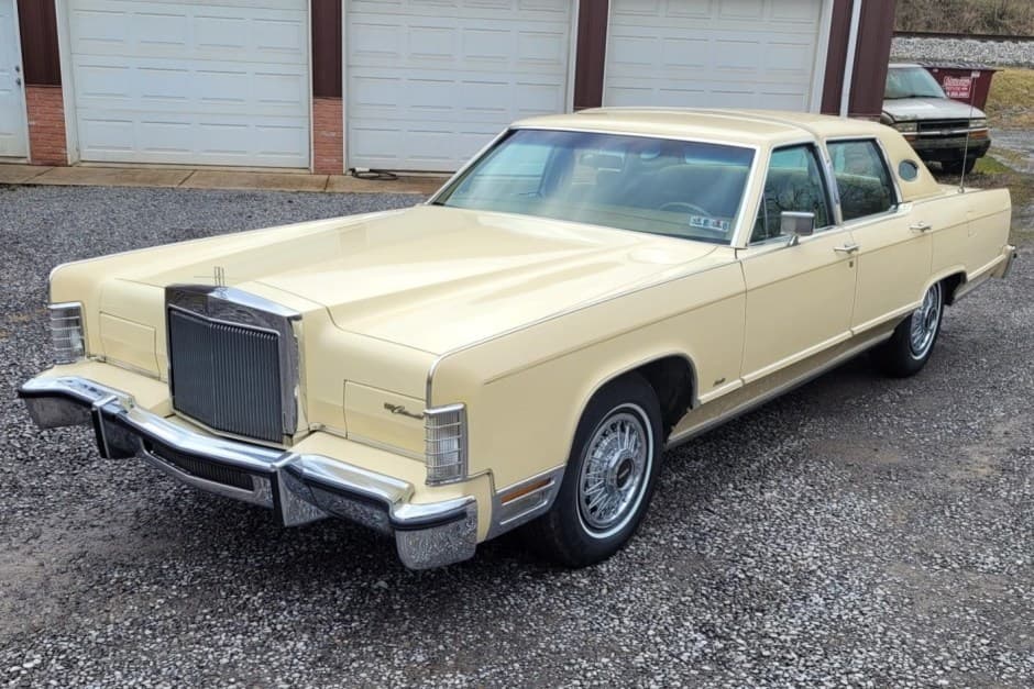 1978 Lincoln Town Car sold for $13,000