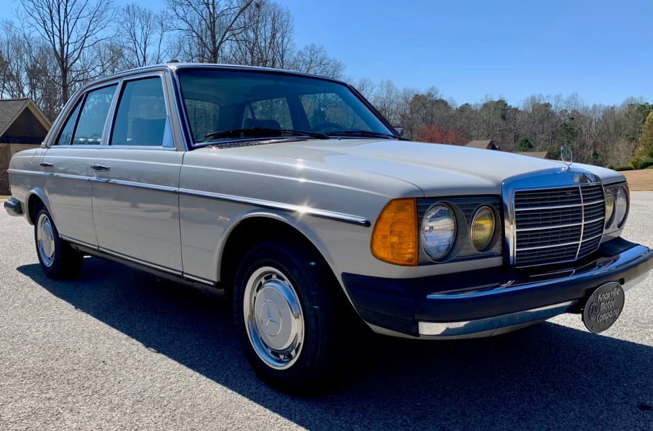 1980 Mercedes-Benz W123 sold for $6,750