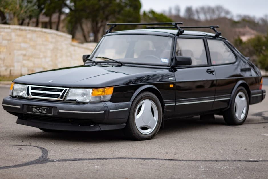 1992 Saab 900 sold for $7,100