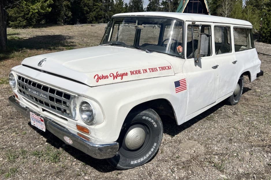 1965 International Harvester Travelall sold for $3,900