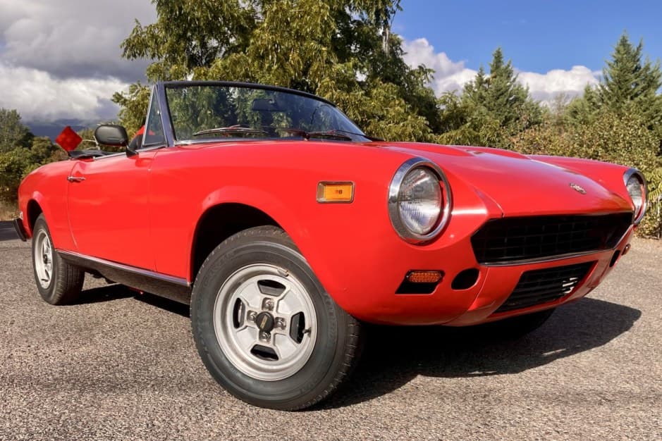 1975 Fiat 124 Spider (1966-1985) sold for $2,300