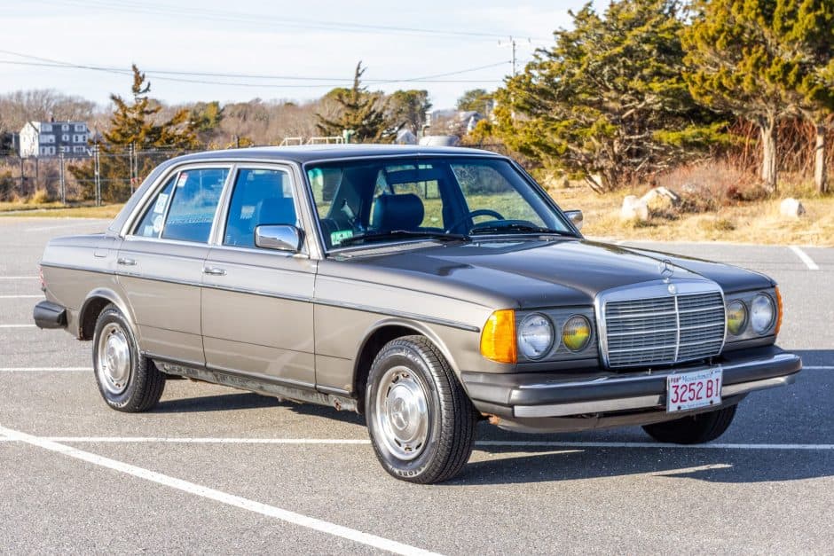 1982 Mercedes-Benz W123 sold for $5,200