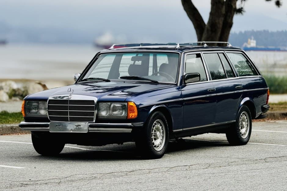 1982 Mercedes-Benz W123 sold for $15,500