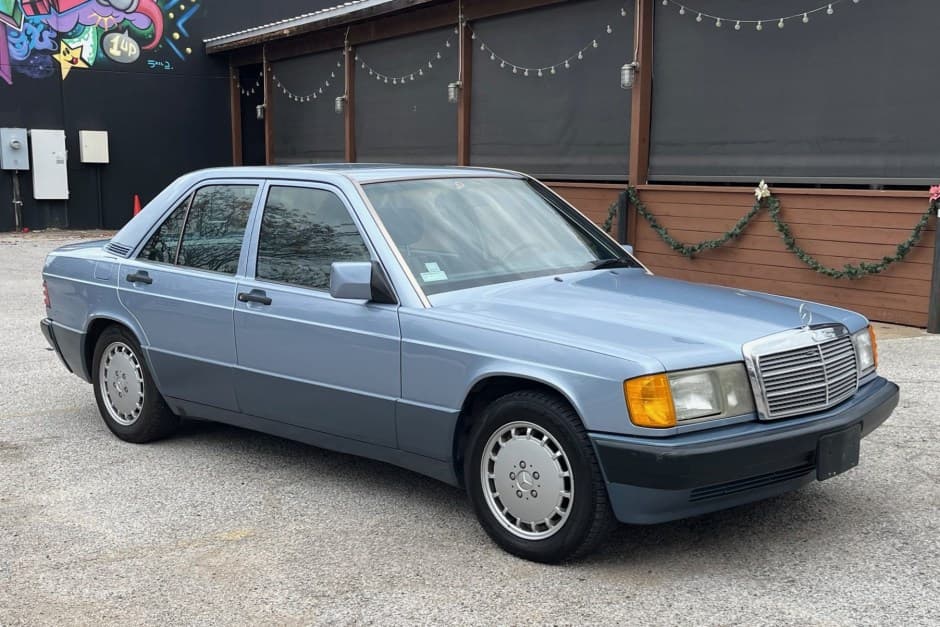 1992 Mercedes-Benz W201 190 sold for $8,800