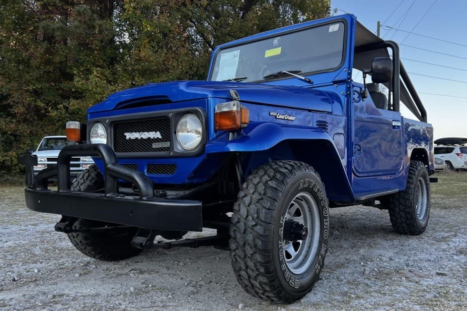 1983 Toyota Land Cruiser FJ40 sold for $15,555