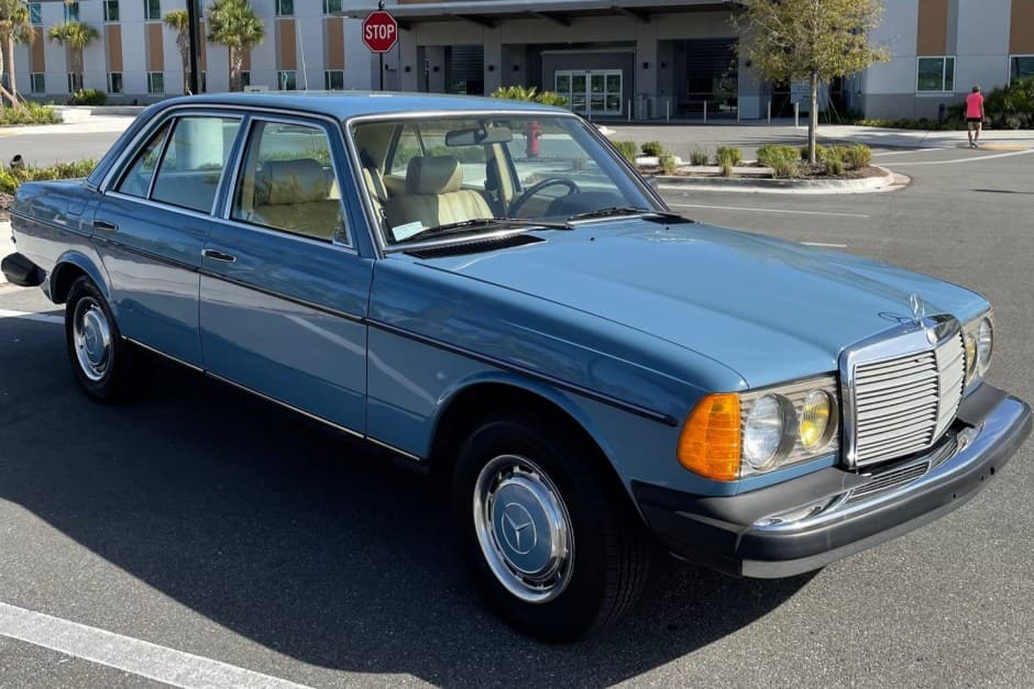 1981 Mercedes-Benz W123 sold for $12,000