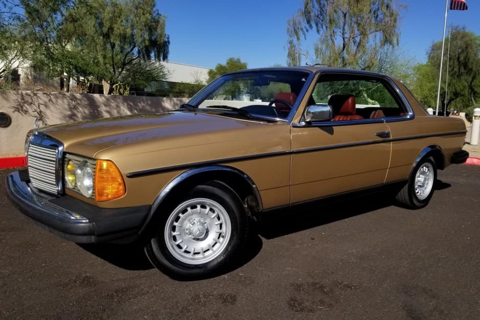 1984 Mercedes-Benz W123 sold for $17,000