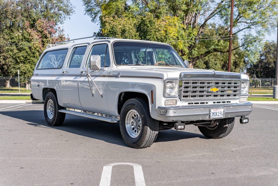 1975 Chevrolet Suburban (1973-1991) sold for $17,500