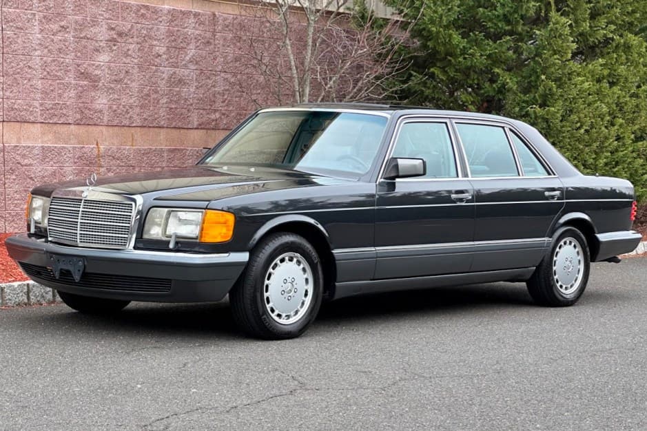 1991 Mercedes-Benz W126 S-Class sold for $18,500