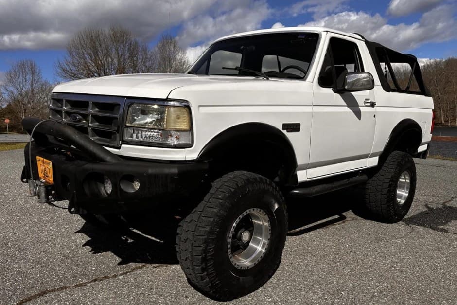 1992 Ford Bronco 4th-5th Generations 1987-1996 sold for $13,000