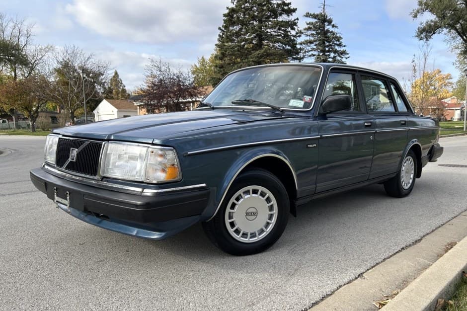 1988 Volvo 240 sold for $6,201