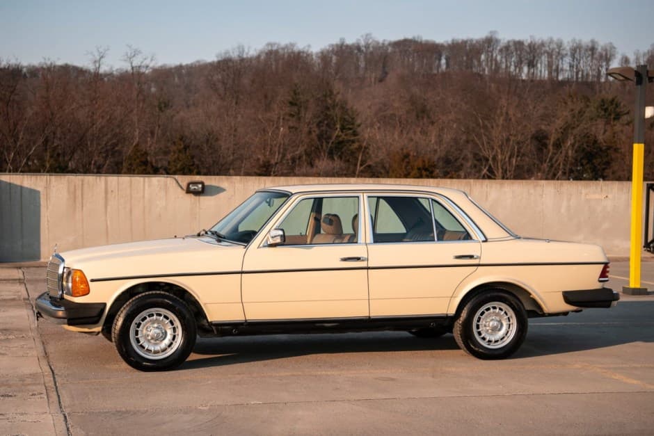 1982 Mercedes-Benz W123 sold for $9,100