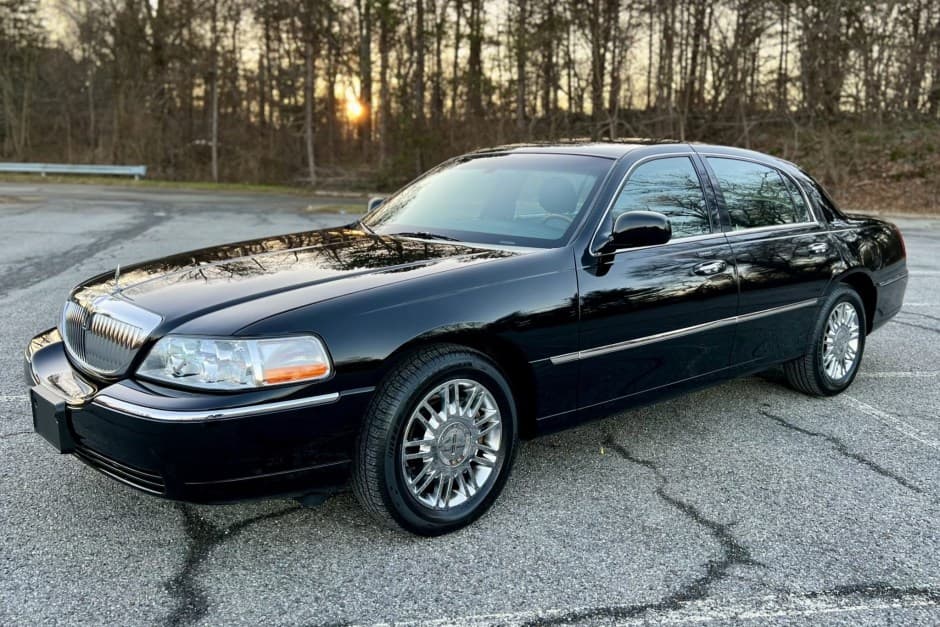 2008 Lincoln Town Car sold for $23,750