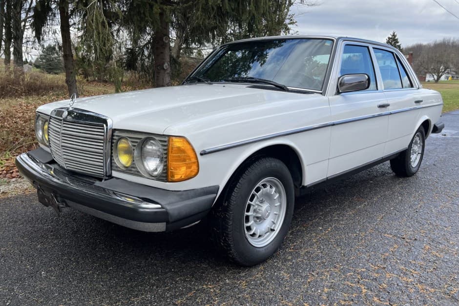 1985 Mercedes-Benz W123 sold for $11,000