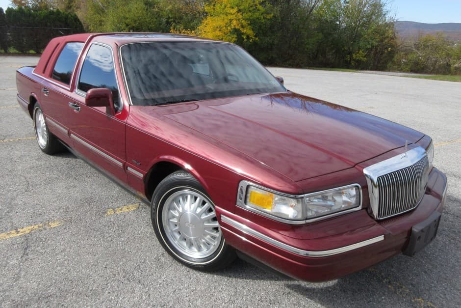 1996 Lincoln Town Car sold for $8,000