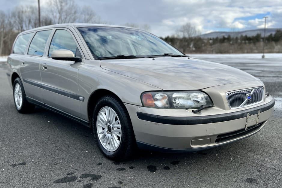 2004 Volvo V70 sold for $9,200