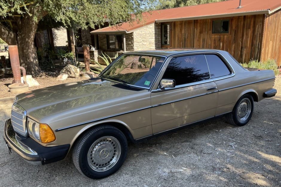 1984 Mercedes-Benz W123 sold for $6,500