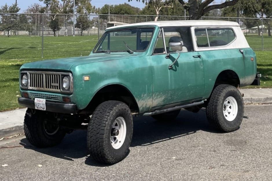 1975 International Harvester Scout sold for $6,100