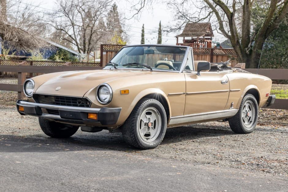 1981 Fiat 124 Spider (1966-1985) sold for $8,800