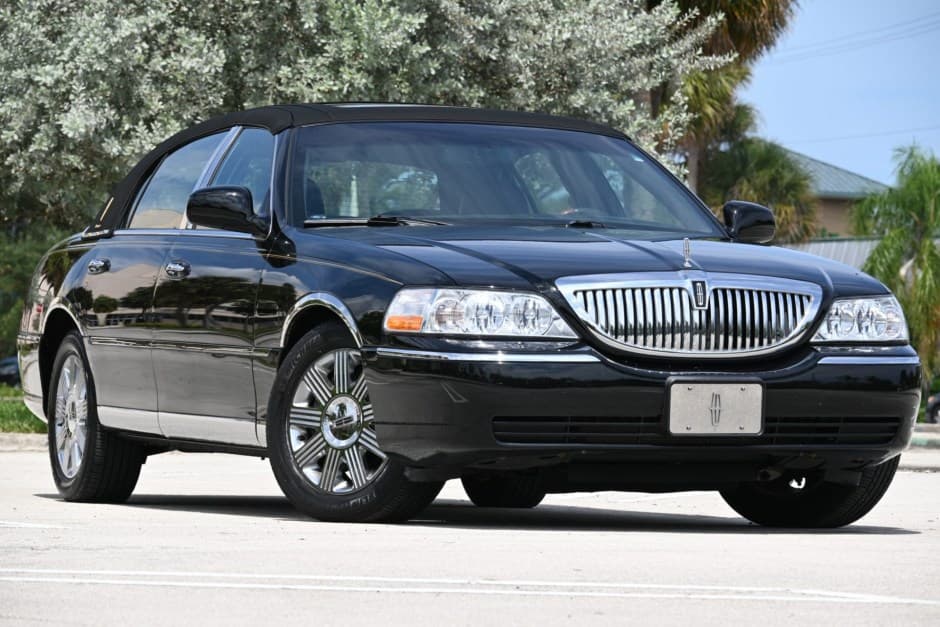 2004 Lincoln Town Car sold for $8,500