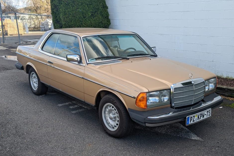 1983 Mercedes-Benz W123 sold for $17,000