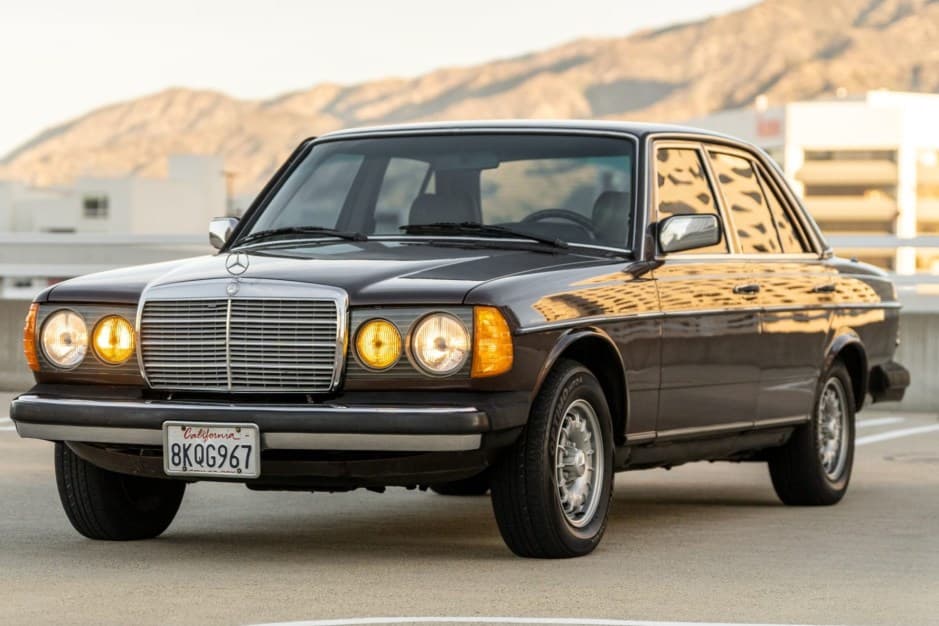1983 Mercedes-Benz W123 sold for $7,600