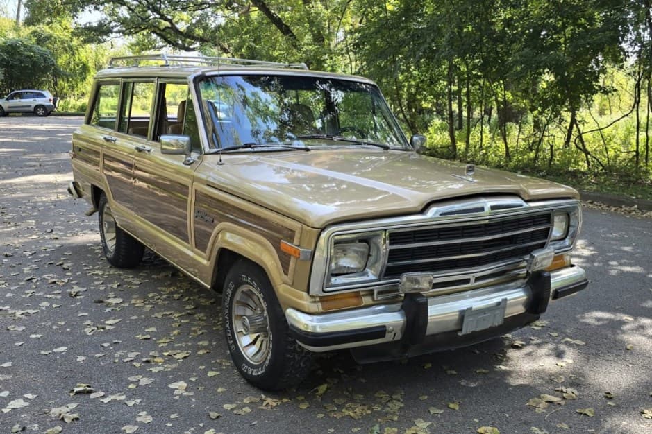 1987 Jeep SJ Grand Wagoneer sold for $16,250