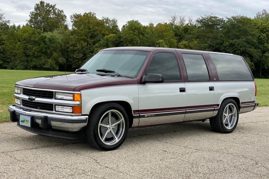 1994 Chevrolet Suburban (GMT400 1992-1999) sold for $9,850