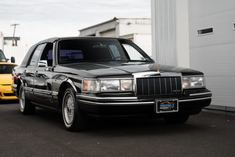 1992 Lincoln Town Car sold for $15,250