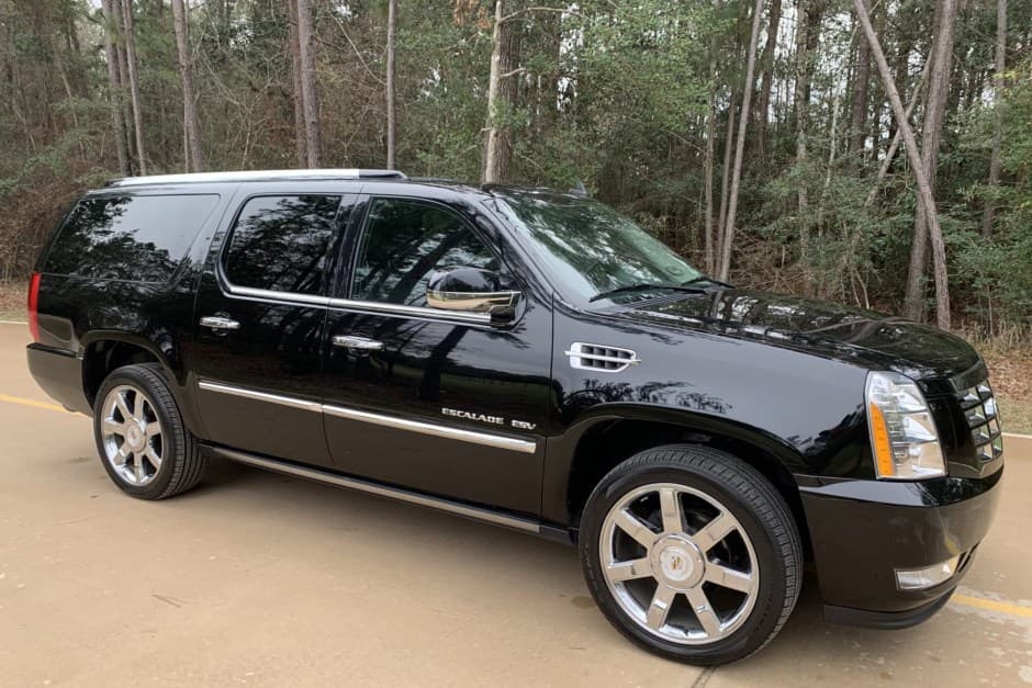 2010 Cadillac Escalade & EXT GMT900 (2007-2014) sold for $32,750