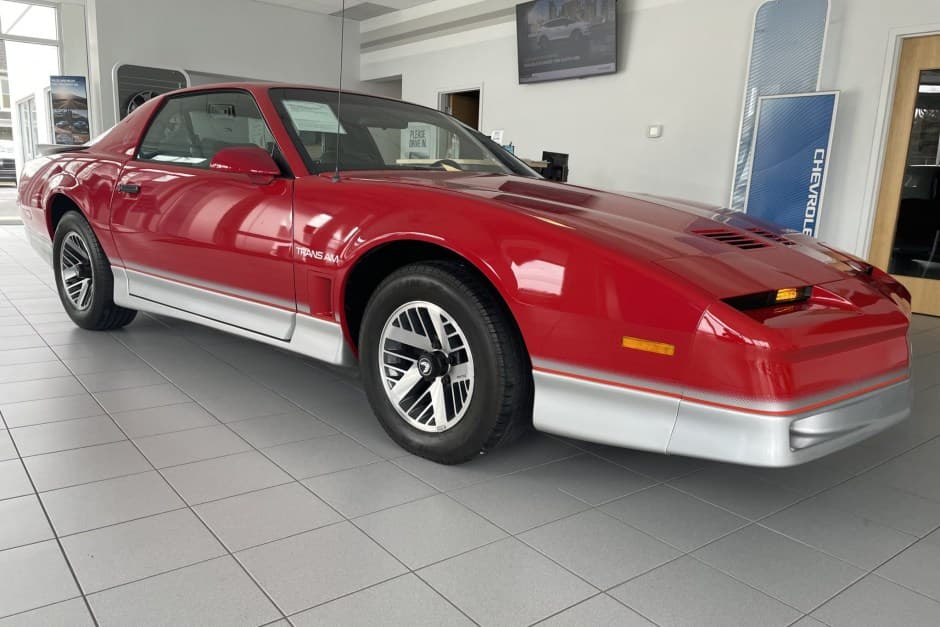 1986 Pontiac Firebird (1982-1992) sold for $11,415