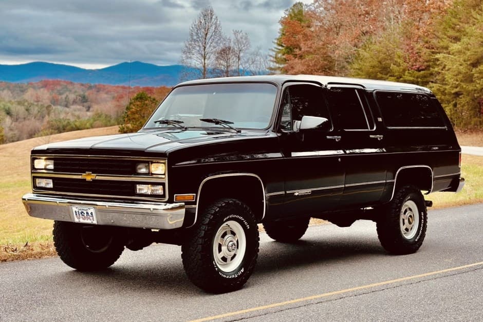1990 Chevrolet Suburban (1973-1991) sold for $33,000
